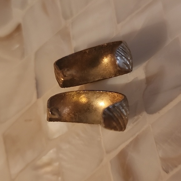 💍3 for $15-Small Goldtone hoop earrings - Picture 5 of 9